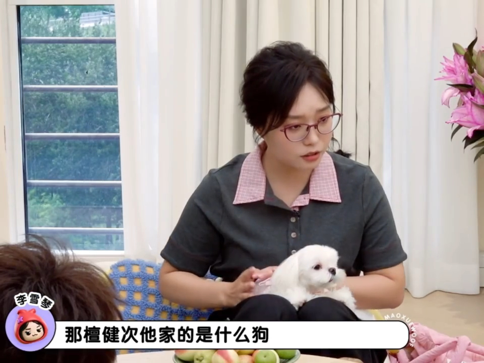 小狗圈也玩桃园三结义。李一桐谈及自家狗狗肉肉，说在横店和檀小呆、檀力球拜把子，这