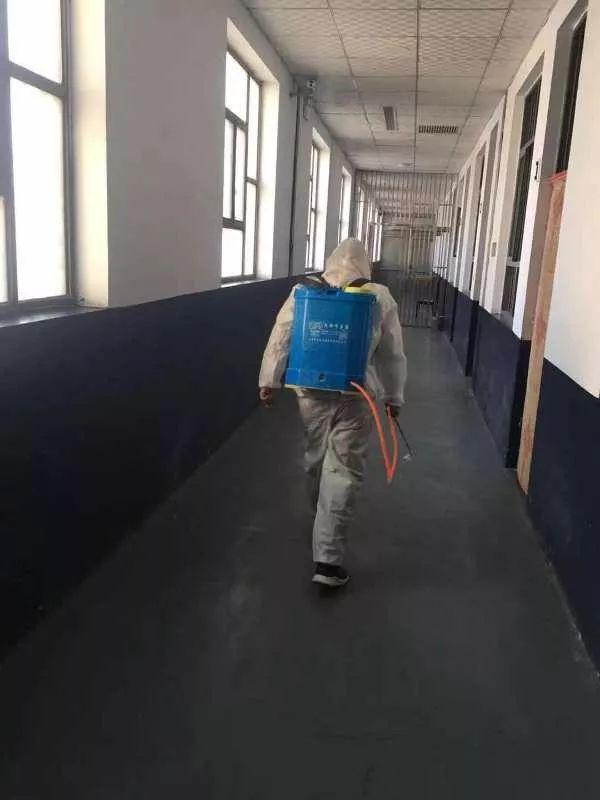 女律师违规
给嫌疑人递唇膏
被停职三月

最近，某地有位女律师在见嫌疑人的时候，