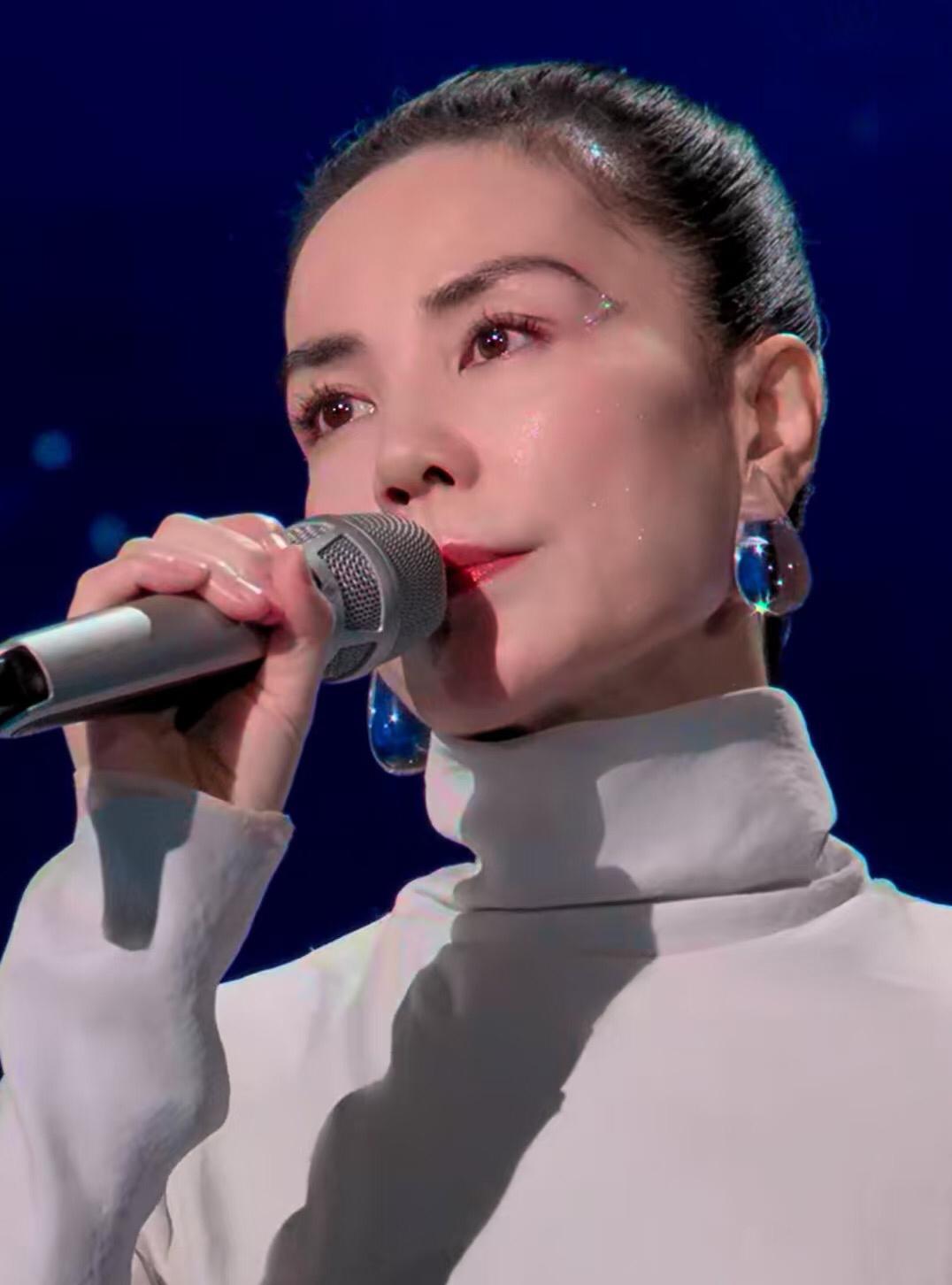 这么怼脸拍，
为啥王菲真的没有老，
被评为凭一己之力拉动央视春晚收视的女人！
一