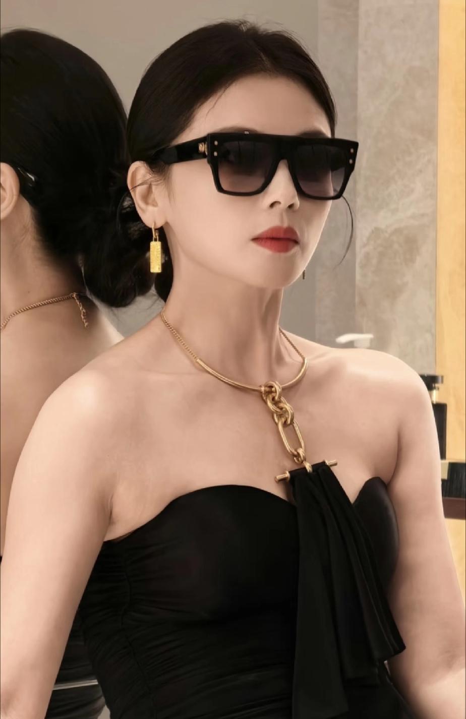 肉感刘涛，
确实是熟女天花板，
美不胜收！