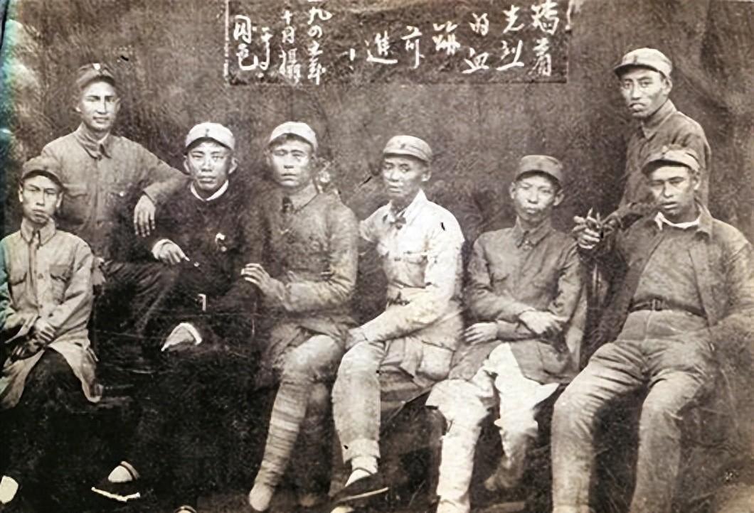 他和政委因做法不同产生分歧，他批评政委缺乏独立经验，政委回应：你这个人真是有点难