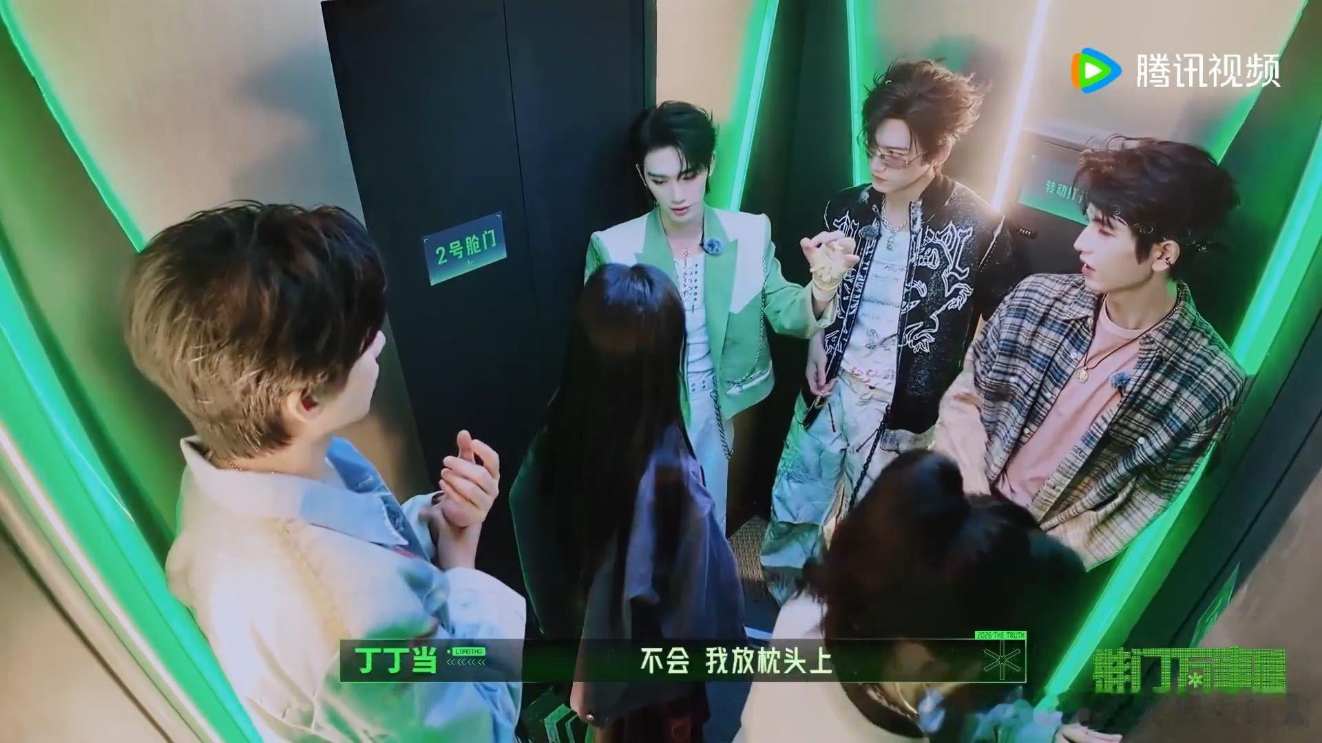 金靖问丁程鑫睡觉会压到手吗丁程鑫手举了一个月了 丁程鑫的手已经举了一个月了！金靖