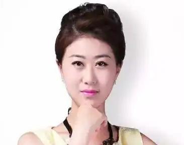 策巴子穿着15块的塑料红舞鞋，在荆州台年会上领了“最佳方言主持人奖”，下台时鞋跟