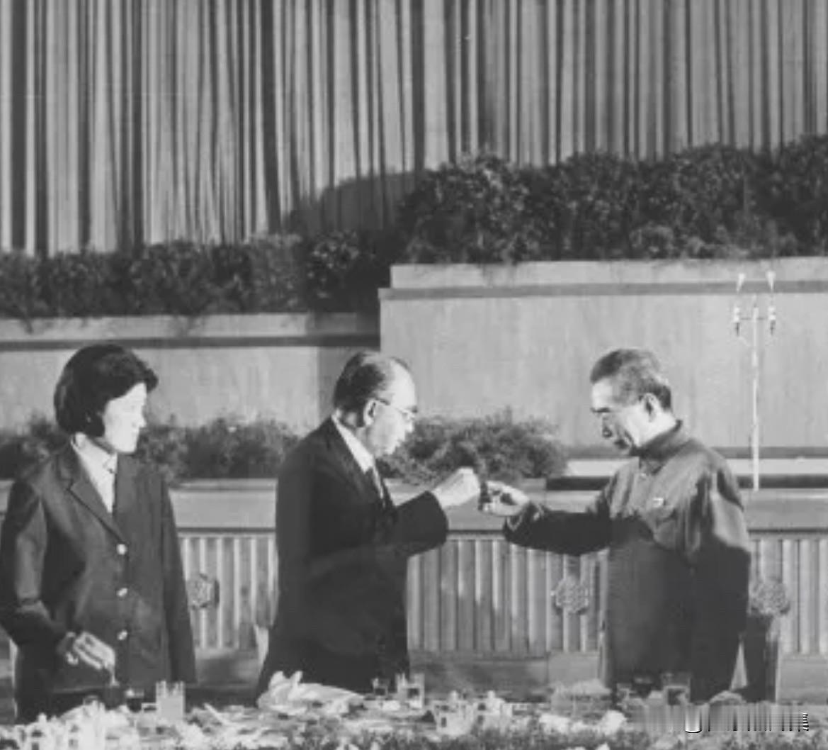 【周总理历史上的今天——5月28日】
1974年5月28日晚，周恩来总理在人民大