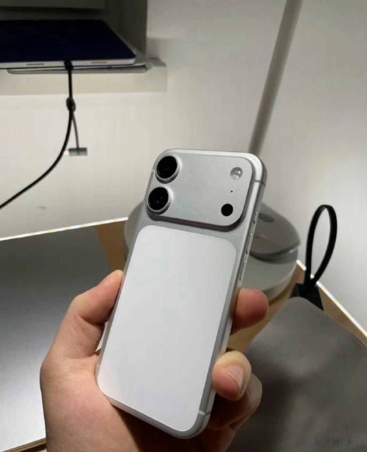 iPhone18标准版神似17Pro最近有博主放出iPhone 18的外观爆料，