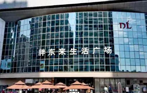 太晚了！胖东来官宣撤场后，房东疯狂让步求和，结果被彻底拒绝。

于东来在直播间里