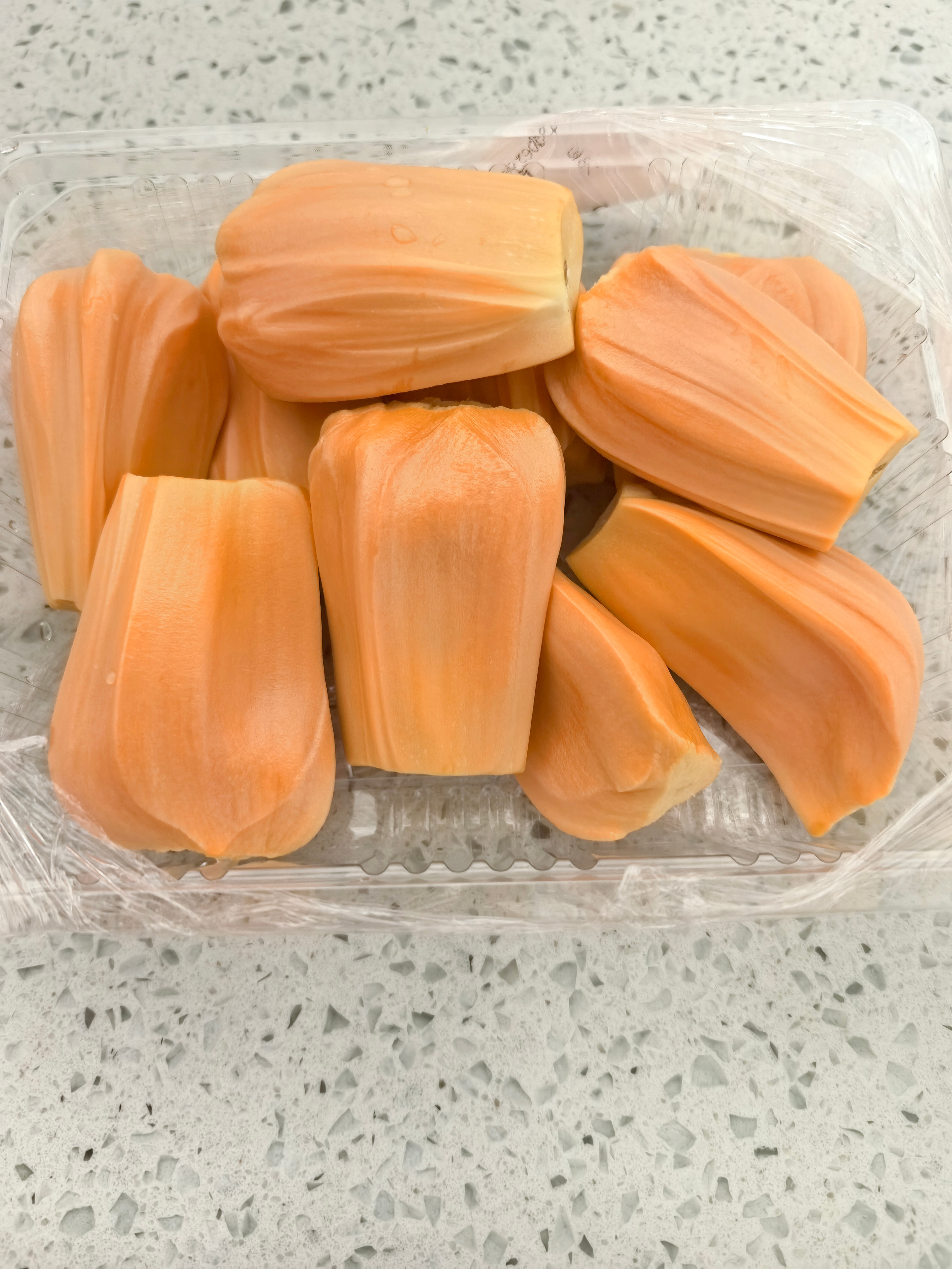 大扫除中途休息一下，吃点菠萝蜜来点动力！ 