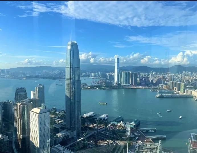 晶兰的儿子在深圳工作，又在深圳结婚生子。由于工作忙，孩子小，夫妻俩又不想孩子离开