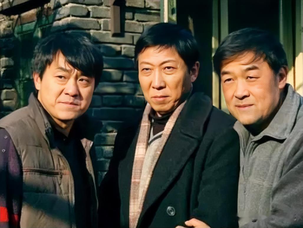 三位老演员的合影，左边的是何冰，右边的两位是不是很面熟，可能说出他俩名字的人，微