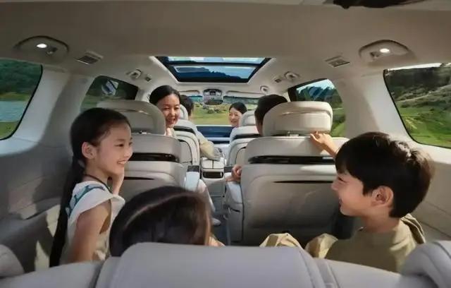 中途在服务区短暂休整，星海V9的2+2+3百变魔术空间更是派上了大用场。我们放倒