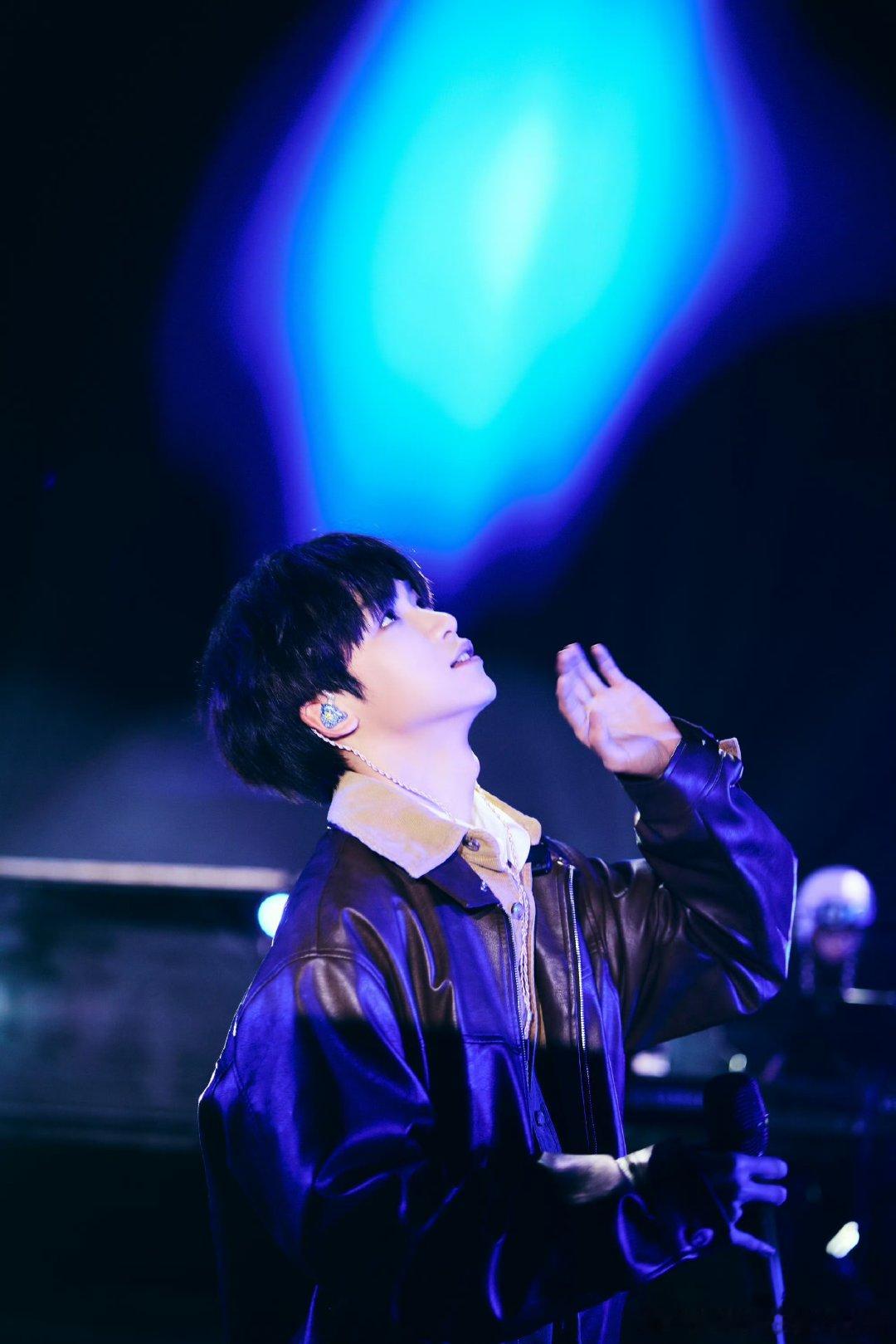 杭州氧气音乐节彩排路透！梓渝顺毛皮衣乖感拉满，沉浸音乐的模样，今晚舞台必炸场 