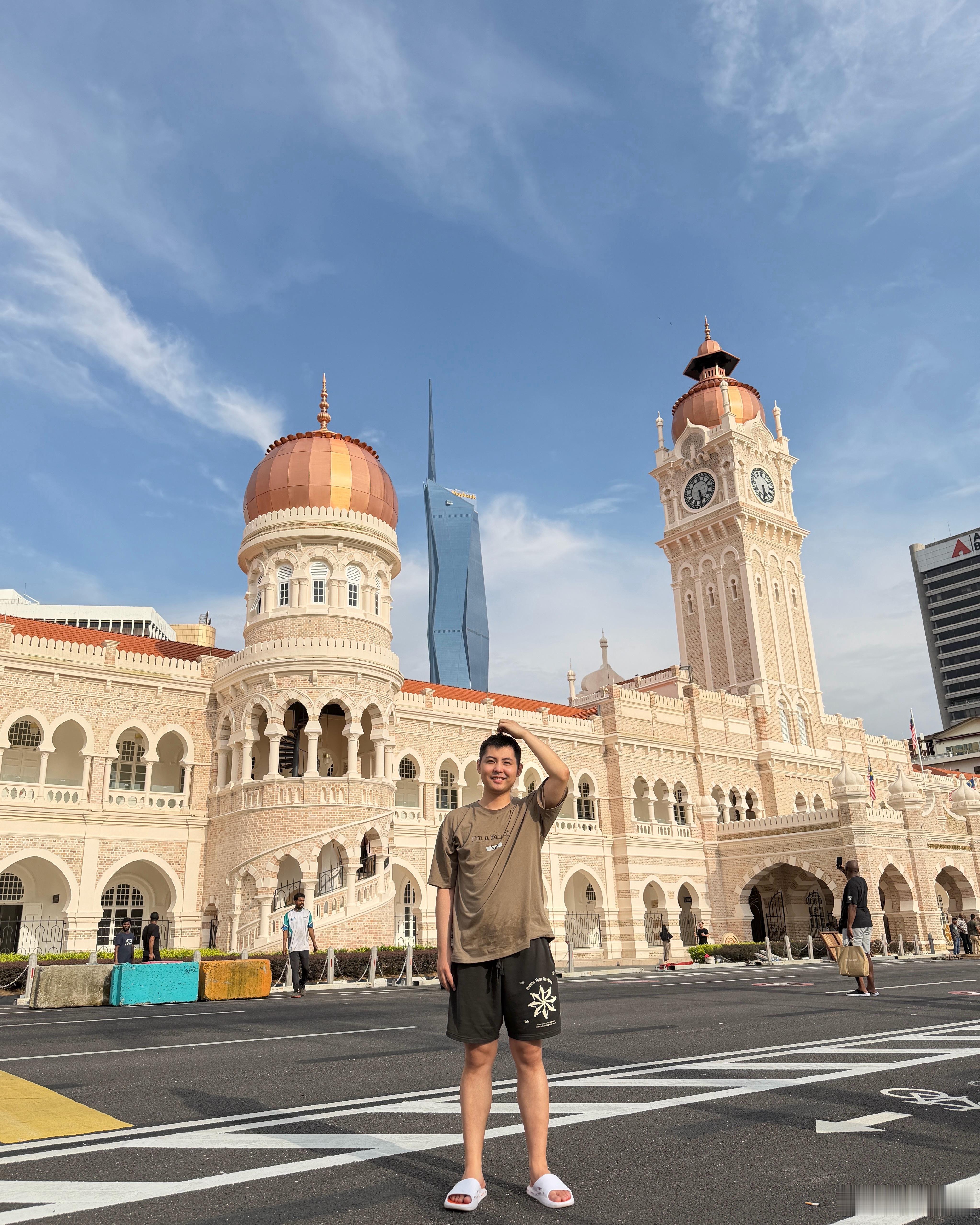 马来游客照来了，好热啊 