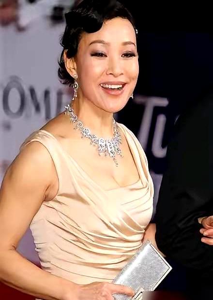 女儿哈佛毕业，这本该是件脸上有光的事，结果评论区全在问别的。
陈冲这些年不管发啥