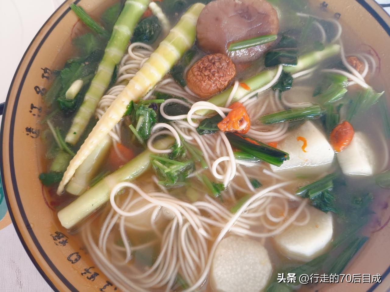 今天早点[爱慕]。昨天看北京一个三甲医院的医生谈老年人健康饮食，她说现在老年人对