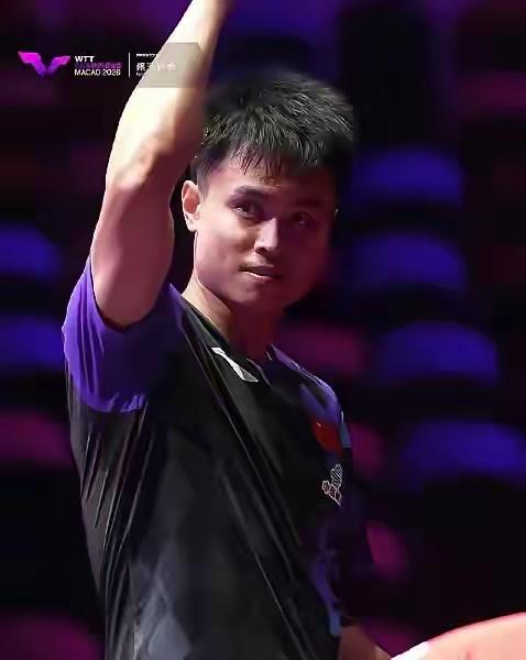 WTT澳门冠军赛男子1/4决赛，张本智和VS周启豪的比赛马上就要开始，
周启豪出