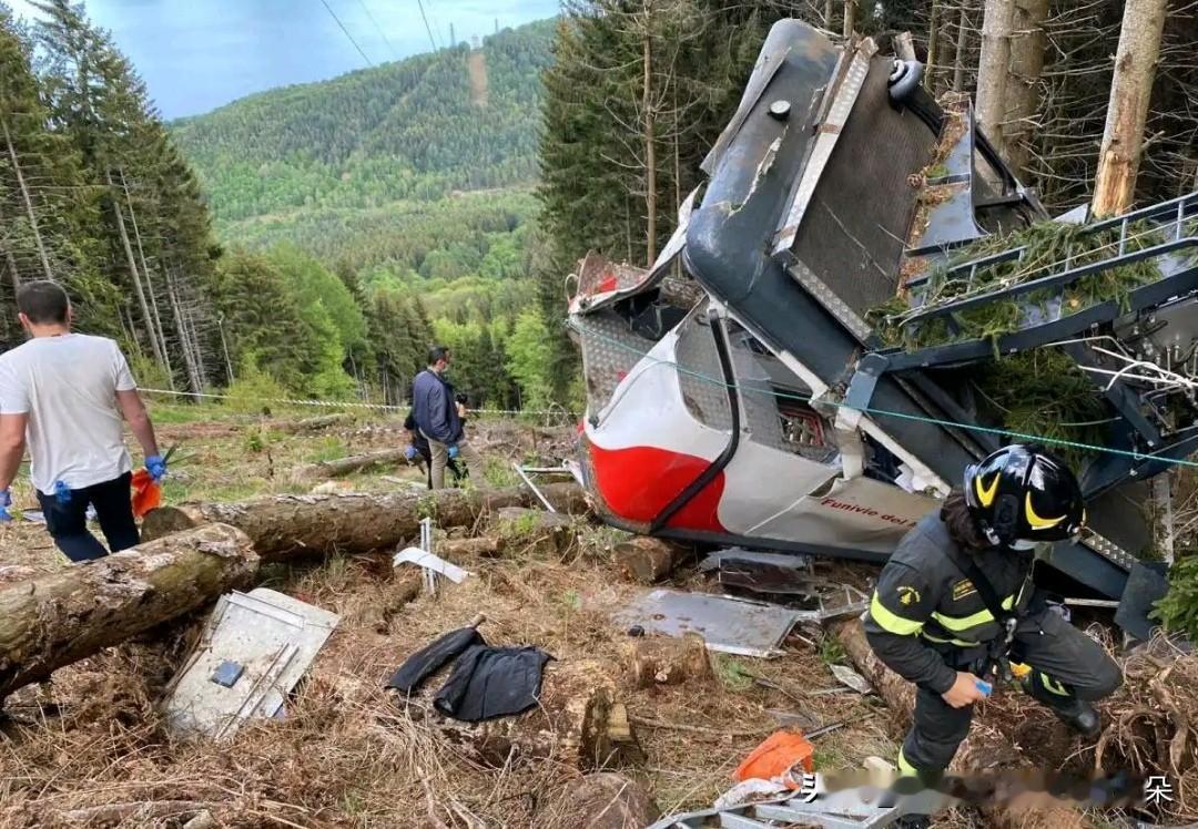 【突发！意大利雪山缆车惊魂：两车厢猛烈相撞致百人被困，直升机紧急大营救】

当地