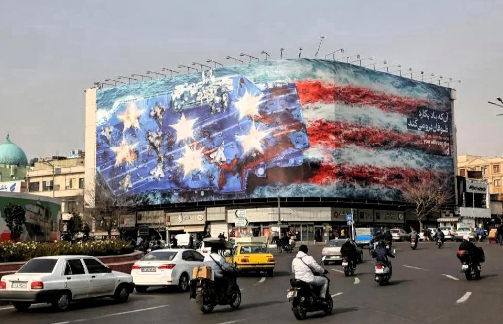 美军航母被炸，血染大海？

伊朗这回玩的是“硬核心理战”，直接在德黑兰市中心挂了