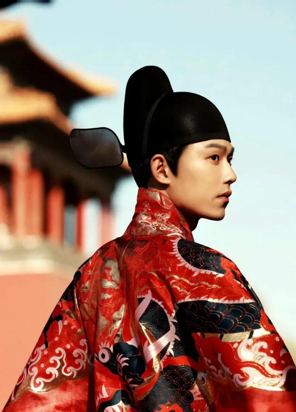 王锵在《无限超越班》里不止一次说过自己想演古装戏，但是从来没有机会。前两天他特意