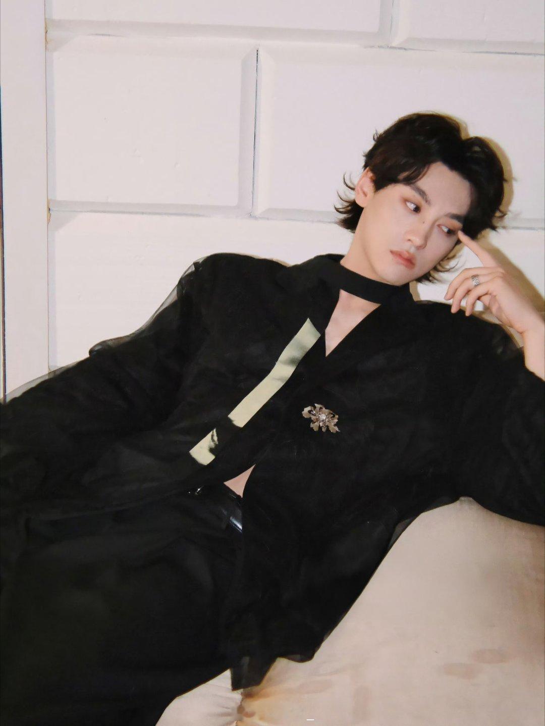 田栩宁田栩宁就是硬帅啊！❤️ 深V黑西装搭配卷发小狼尾，Daddy级气场全开🐮
