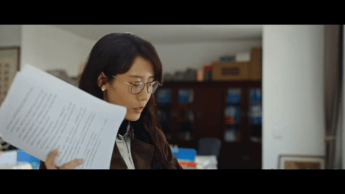 张哲华新剧演我年前上班年前上班的邵云飞，坐在那儿就像个“坐不住的小猴子”，一会儿