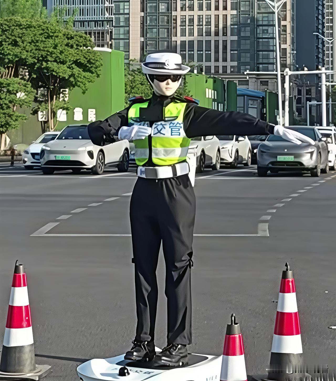 这次扬州苏超球赛氛围感直接拉满！
不止场上球员热血拼搏
赛场外也出现了超亮眼的“