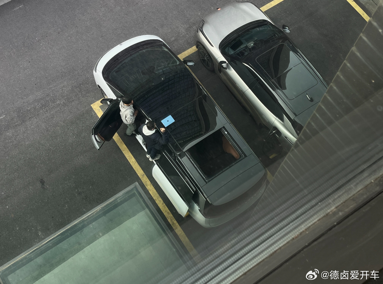 零跑D99提供了后排天窗选装，这在目前的新能源车中确实少见，一般是用玻璃大天幕来