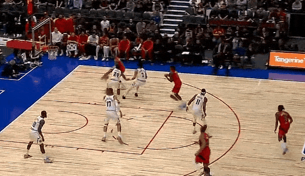 帅就完了！英格拉姆里突外投连得四分！
在今天NBA季前赛猛龙对阵掘金的第二节比赛
