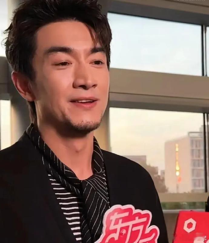 林更新新造型显老气，原是角色需要。其主演电影《马腾你别走！》阵容强大，与李幼斌、