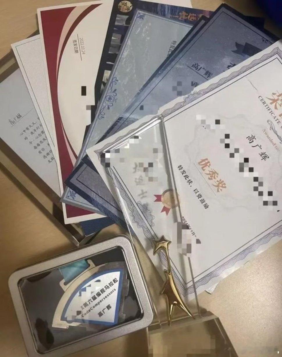 程序员猝死后8小时仍有工作消息 32岁程序员高广辉周六猝死后，抢救中被拉进技术群