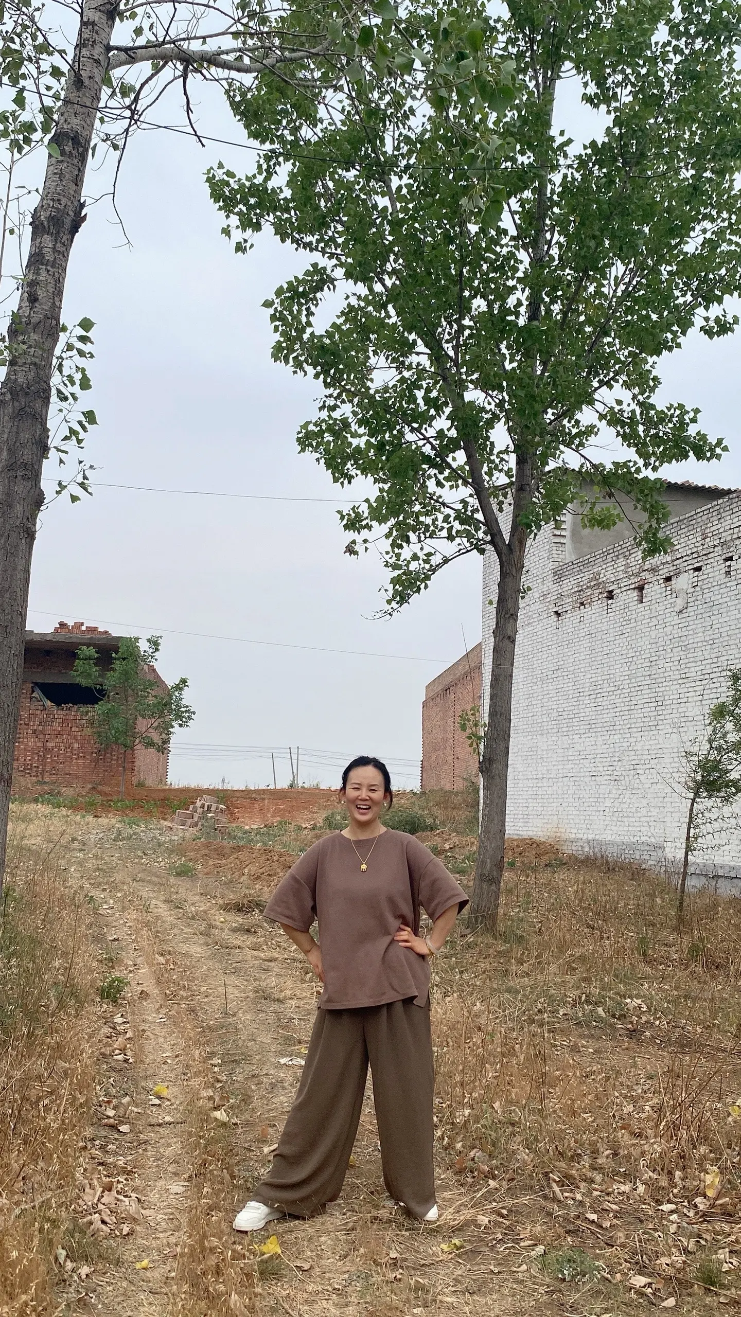 我后面这块地是我爸给我们兄妹仨的宅基地，当初人家做沙场20万我爸没卖给...