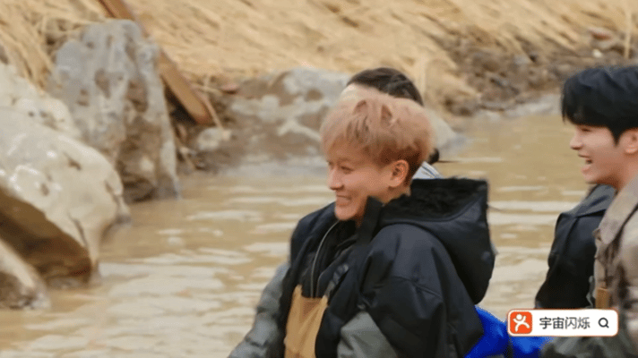 黄子韬被时代峰峻左右夹击黄子韬被刘耀文张艺凡追着骂宇宙闪烁请注意笑晕黄子韬的捞鱼