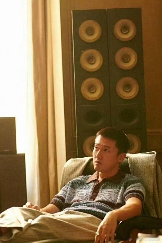 谁给王传君选的美瞳披荆斩棘 披哥初舞台出圈小细节又来了，王传君这副美瞳存在感拉满