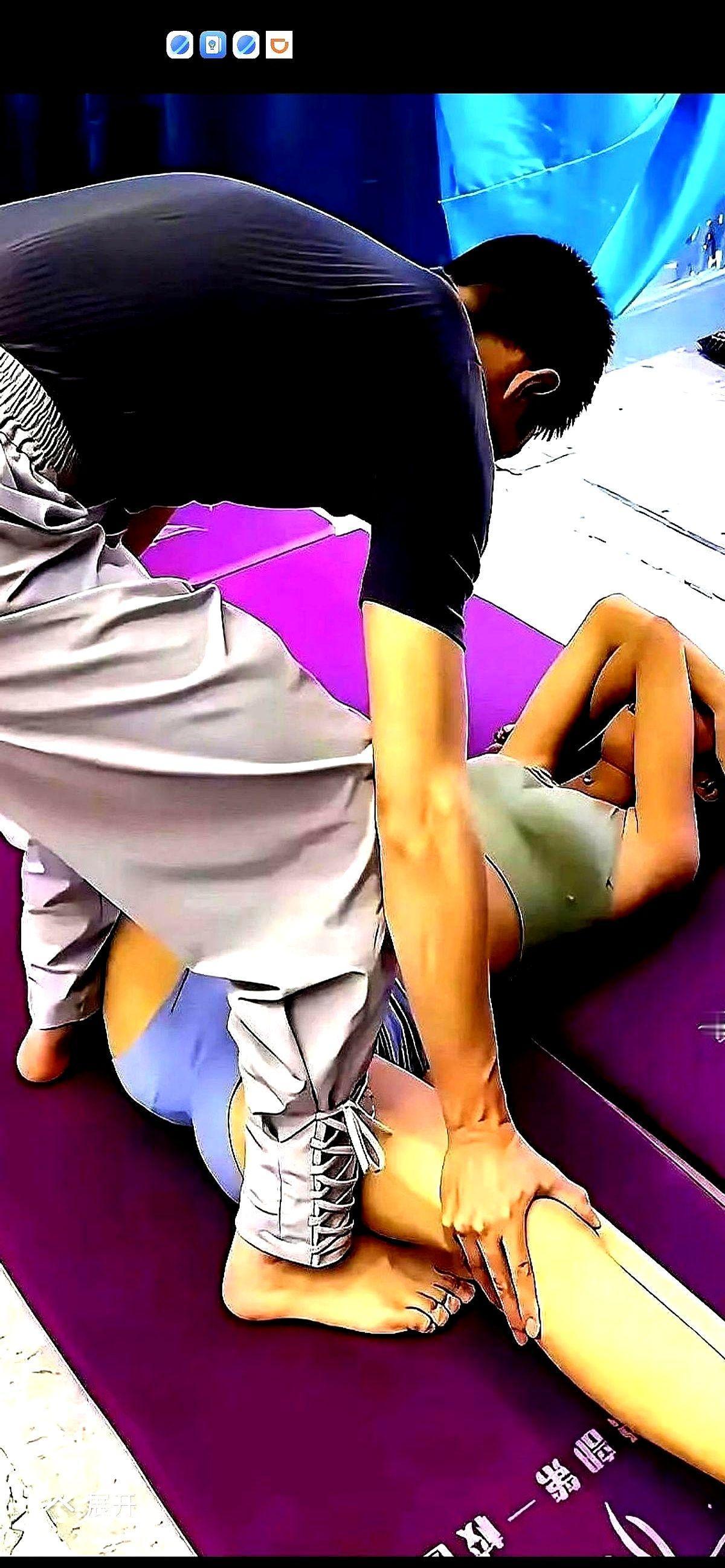 “老师，我腿还是碰不到头！
”这句抱怨听得耳朵都起茧。
别再硬掰了，越掰越坏