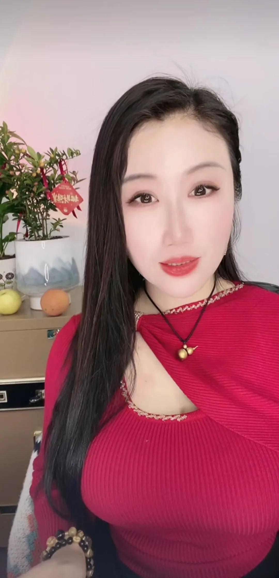 甜美红衣少女，精致妆容，元气满满的一天！💖🌸