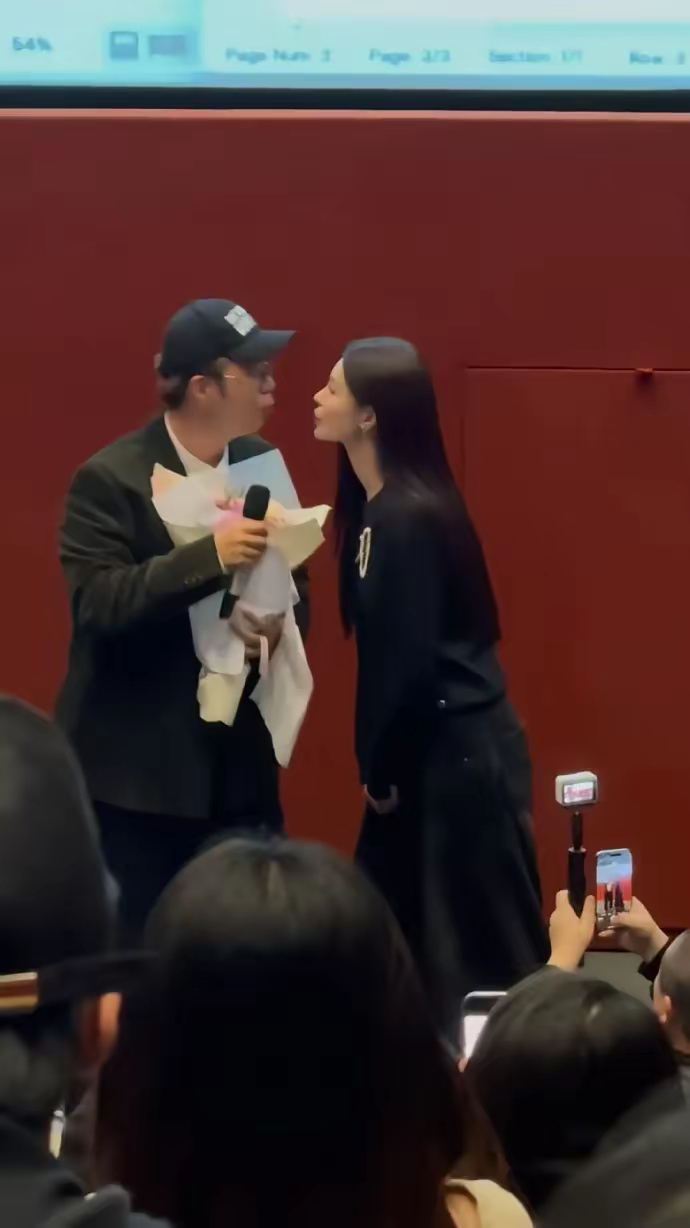 杜海涛毕业全英文演讲谁懂啊！​​之前杜海涛被调侃“英语散装”，所以他闷头去学21