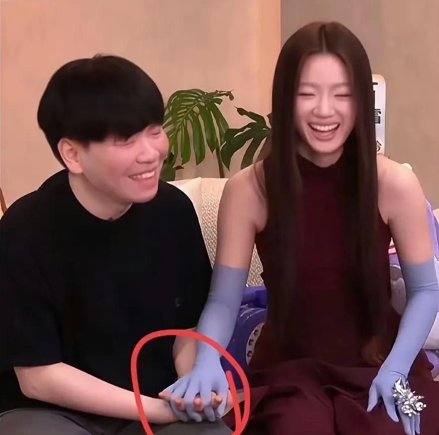**单依纯常石磊**
舞台上聚光灯交叠，单依纯与常石磊十指紧扣亮相新歌合作舞台，