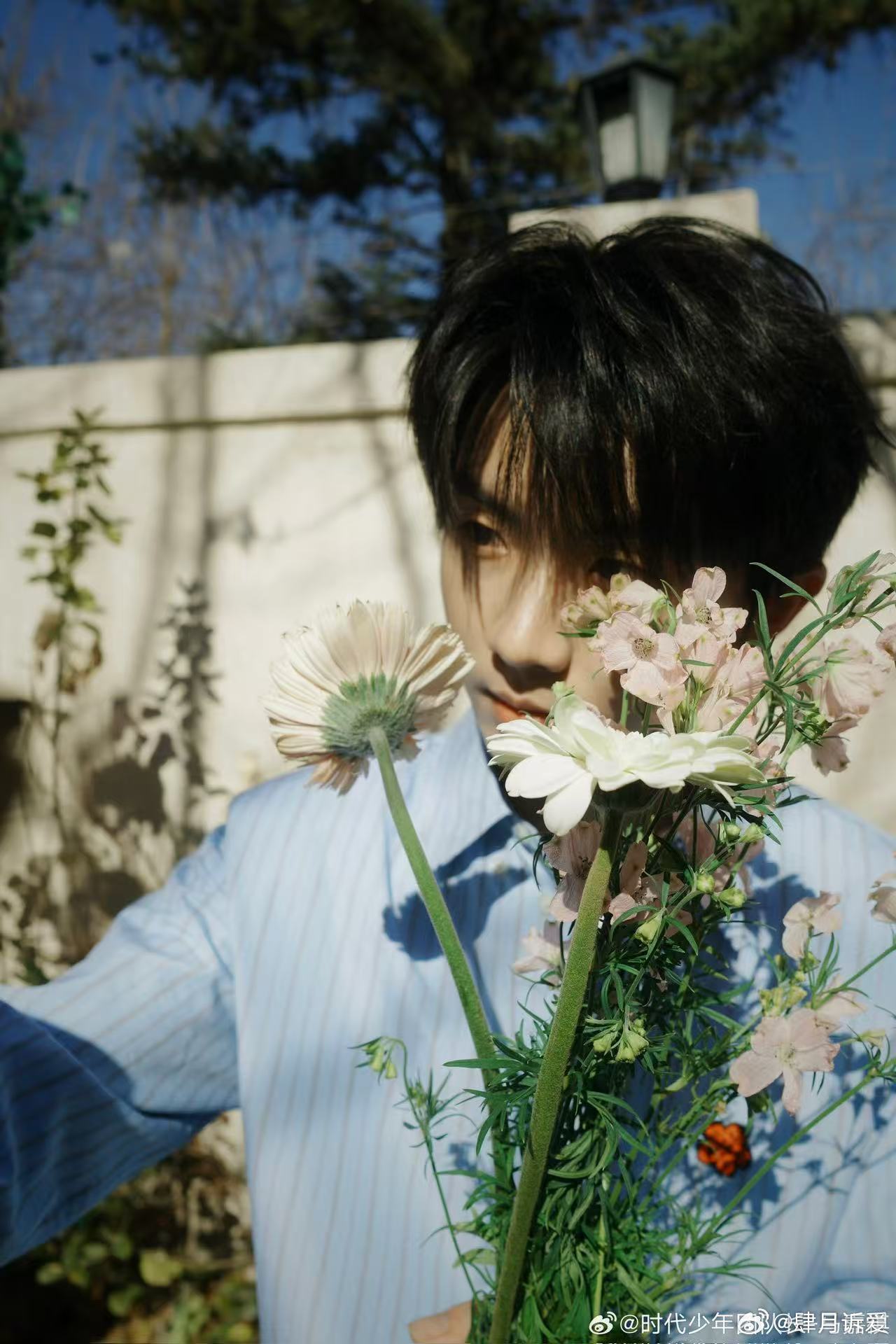 终于听到马嘉祺唱的月鳞绮纪OST 看到剧中角色心意涌动的片段，马嘉祺的歌声缓缓响