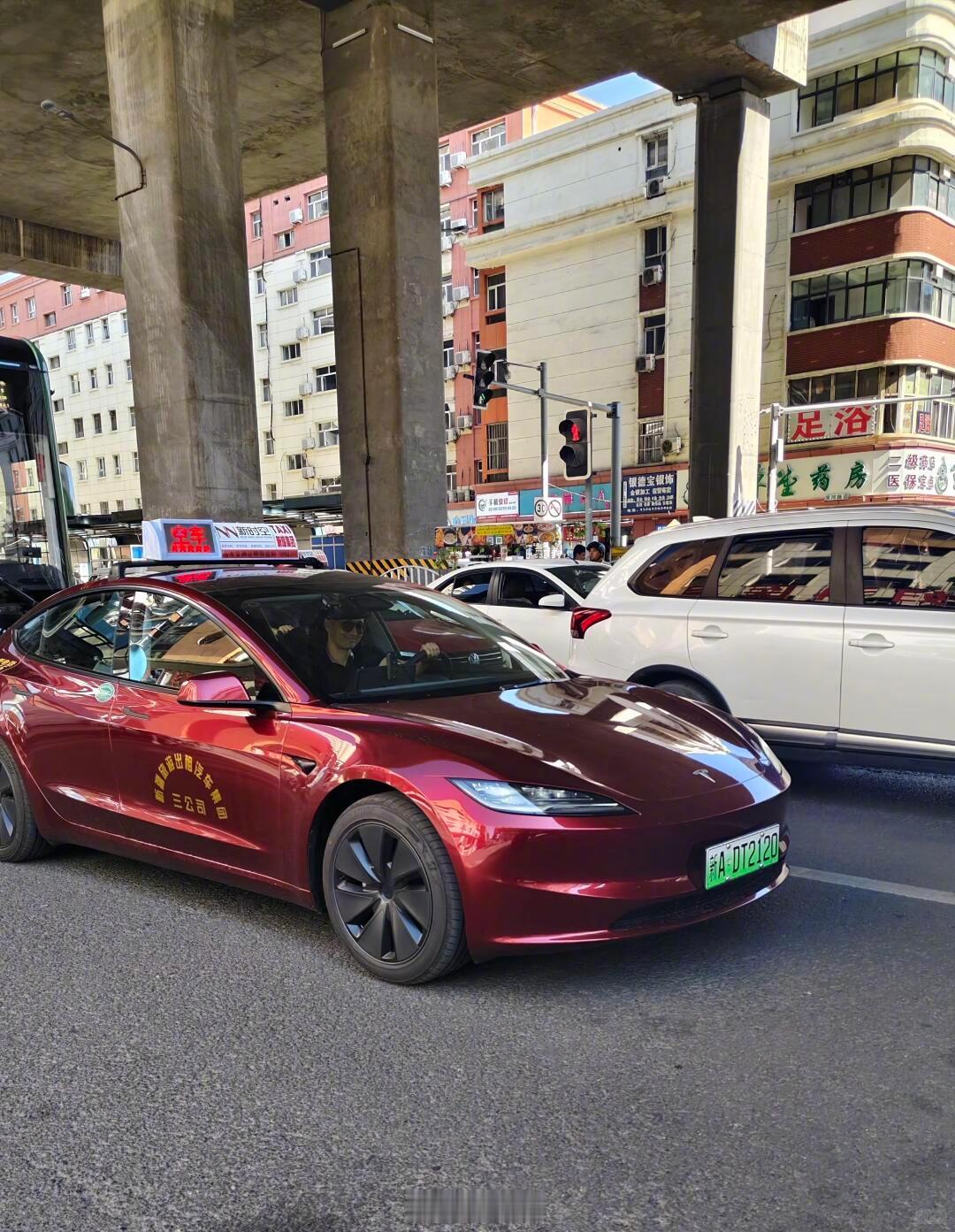 小米SU7出租车司机被同行举报还有合法上路的Model 3出租车在新疆～[馋嘴]