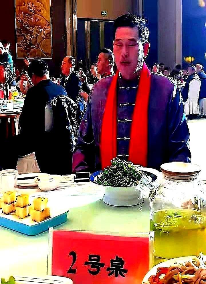 15万唱三首歌，饭局开始，他被请到了二号桌。
 
一号桌，觥筹交错，全是老板和领