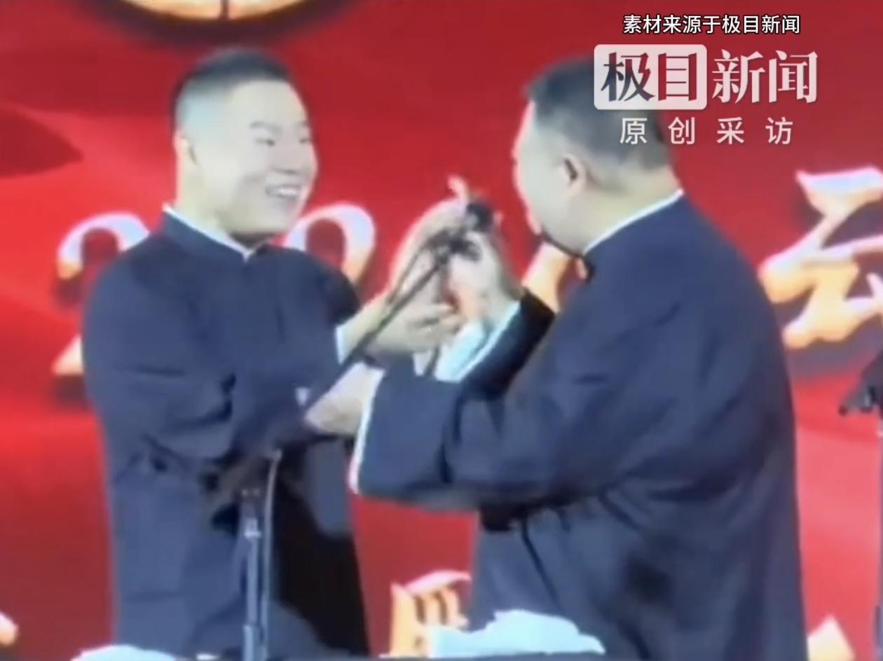 岳云鹏 孙越在昨晚江苏常州举办的相声专场，开场没多久，就遭遇演出设备事故。
音响