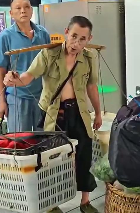 乘坐地铁卖菜的中老年菜农，挣点钱是真的不容易！菜农有的是二道贩子，有些是真正的菜