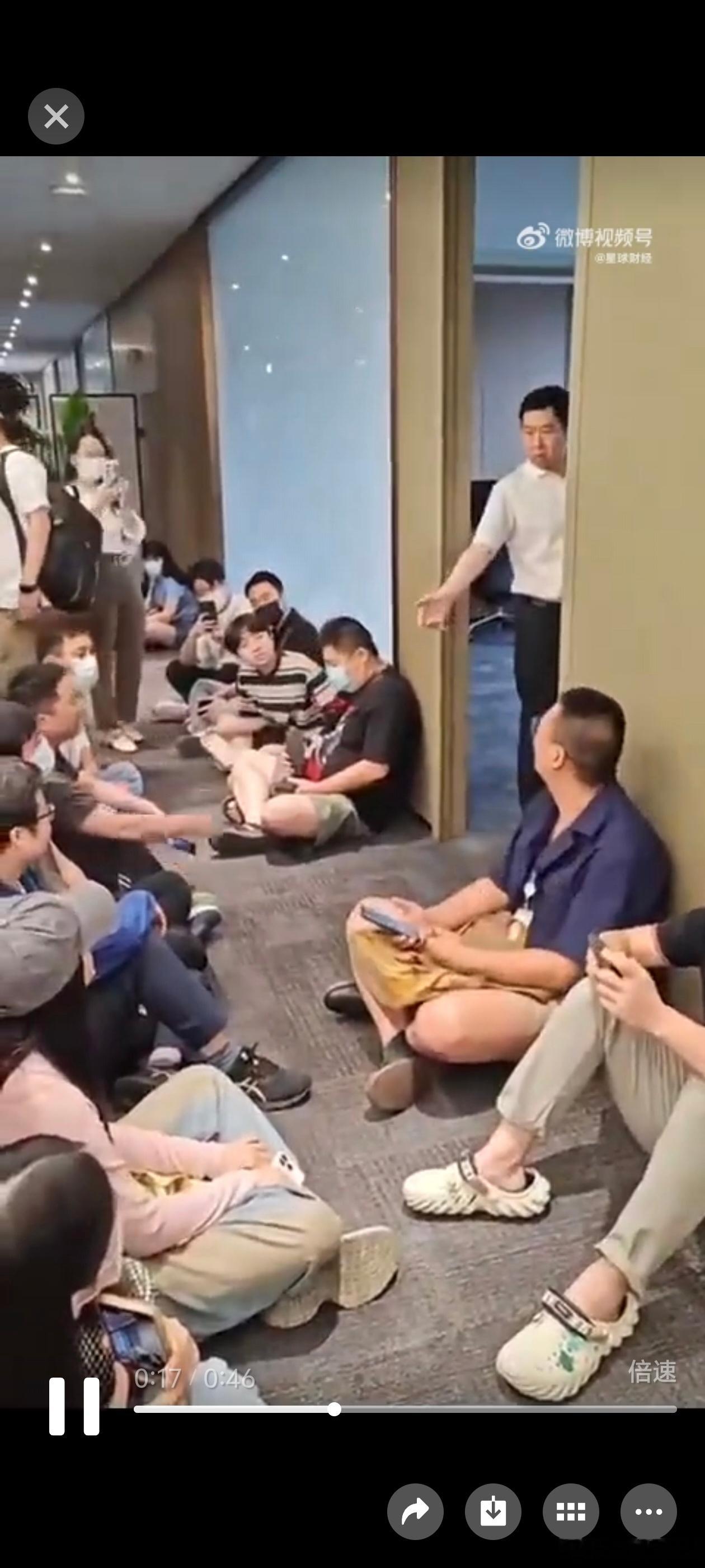 哪吒汽车总部今天在集体讨薪，不说结果怎么样，这个高管的嘴脸就让人难以接受。结合前