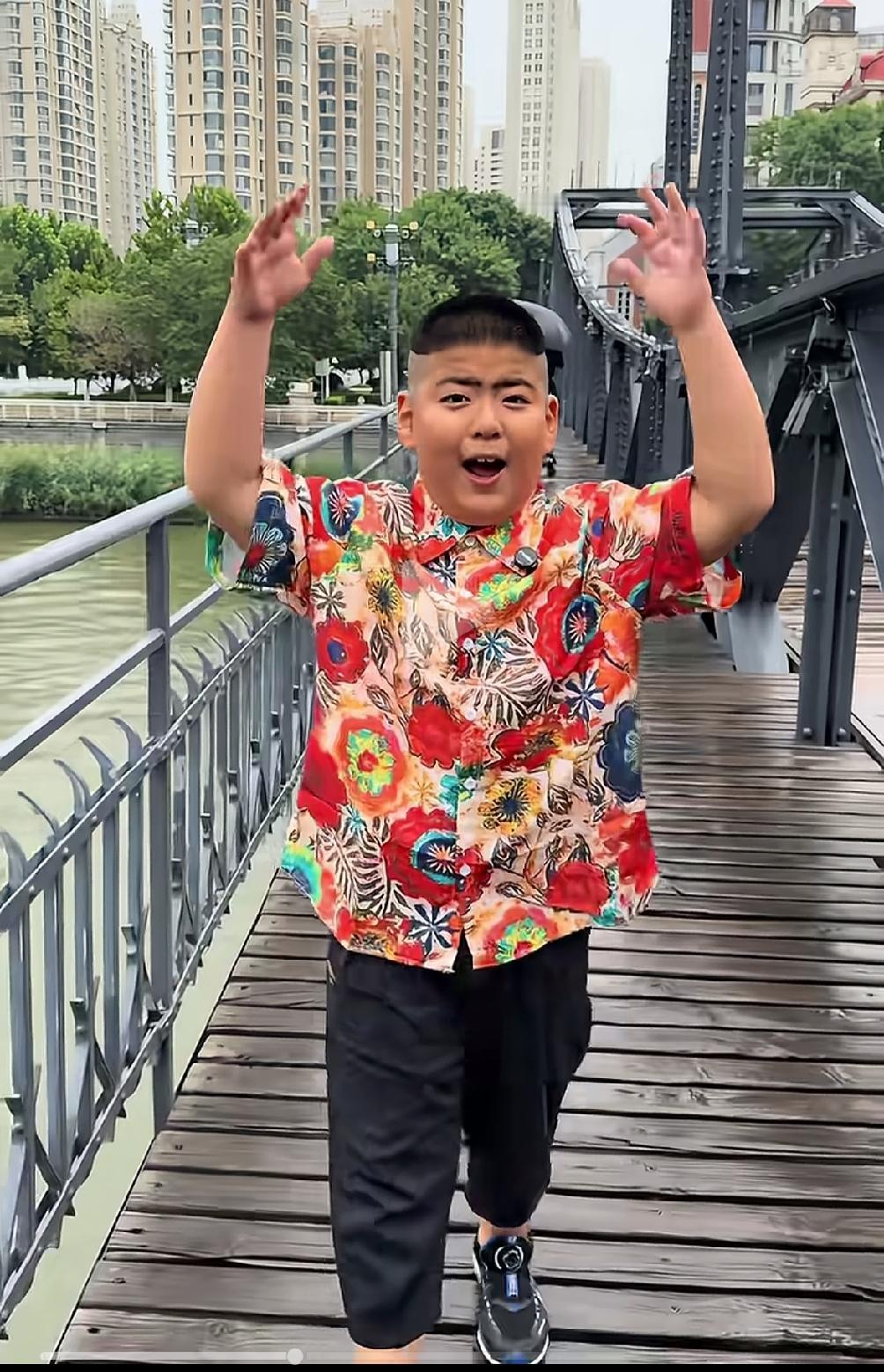 个人观点温馨提醒：这个孩子交给杨议也是彻底没救了，很容易把孩子给毁掉。孩子本该拥