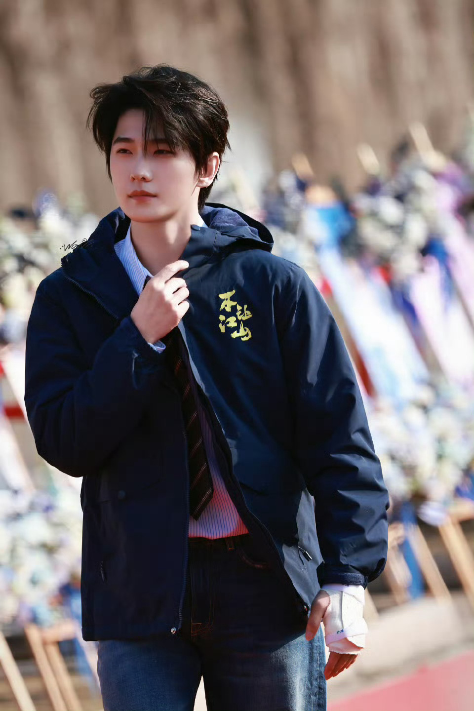 杨洋手部骨折杨洋新剧《不让江山》开机路透，现场回应手部骨折伤情，现在已经是在恢复