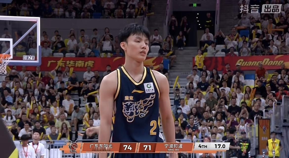 今晚的CBA第三十九轮，广东东阳光主场以77:74，三分之差有惊无险地战胜了宁波