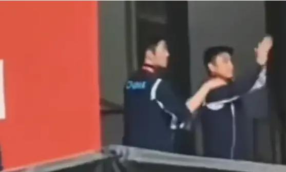 国乒在名古屋亚运包揽冠亚军，场内却上演了丢人的一幕：主教练王皓竟被极端粉丝当众怒
