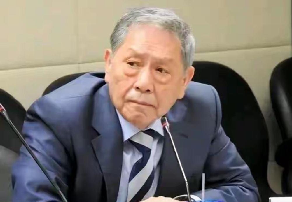台湾退役中将帅化民说：5月2日，在所有人都不知情的情况下，赖清德偷偷钻进斯维士兰