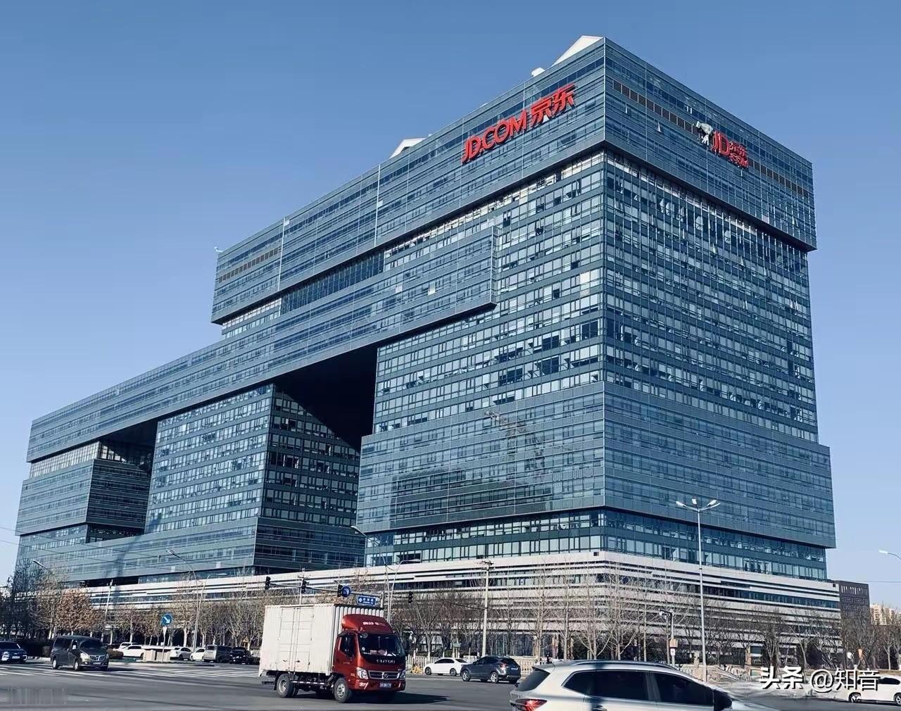 东哥估计要夜不能寐了，因为京东巴黎仓库被盗损失巨大！

手机和电脑等 5 万多件