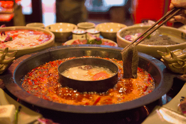 【揭秘！“免费火锅”背后的惊天骗局，600多老人被骗4200万】

近日，央视《