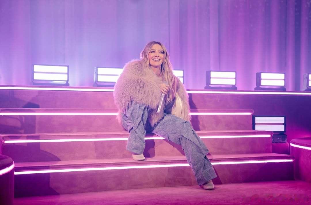 hilary duff希拉里达芙在伦敦进行个人演出的妆造准备和官方现场演出图释出